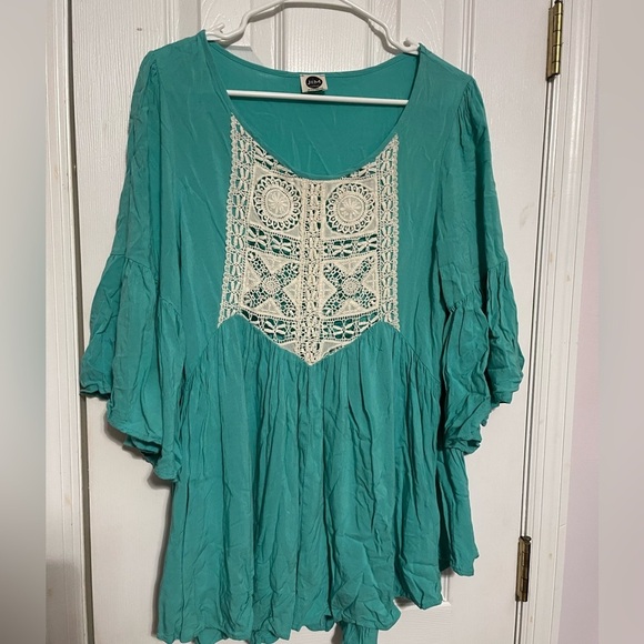 JEM Tops - J&M Flutter Sleeve Tunic in Green with Ruffled Sleeve and Lace Embellishments